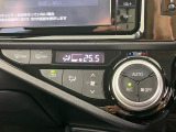 【オートエアコン】一度お好みの温度に設定すれば、車内の温度を検知し風量や温度を自動で調整。暑い&hellip;寒い&hellip;と何度もスイッチ操作をする必要はありません。快適な車内空間には必須の機能ですね♪