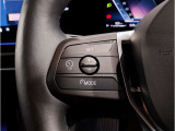 【ハンドル】ドライバーとBMW車の一体感がダイレクトに伝わるステアリングホイール。形状・太さへの拘りに加えて、操作性を高める為にスイッチ類も配置。クイックかつ安定のドライビングを体感下さい!