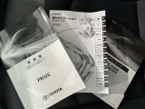 メンテナンスノート、取扱説明書です。 その車の整備記録が事細やかに記録されています。 車が生まれてから今までどのような道を歩んできたのか判るとても重要な物ですよ。