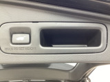 運転席とリアゲート本体に開閉スイッチを装備し、とても便利な電動リアゲート!