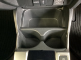 運転席/助手席どちらでも使えるカップホルダーです。