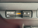 有料道路をキャッシュレスで通行できるETC車載器付きです。運転席足元に設置されています。ETCセットアップ費用は含まれておりません。別途必要となります。