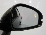 ブラインドスポットインフォメーション付き。斜め後方の死角の車両を検知しマークで表示します。