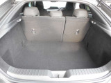 【広々トランクルーム】車体に対してスペースは広めに作ってあります。また、背もたれを倒すとより多くの荷物を乗せることができます。