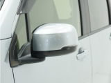 ◆ドアミラーウインカー◆ドアミラーにウインカーを装備しています。対向車に自身の進行方向を合図し安全に運転できます。
