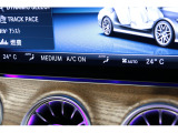 エアコンは運転席と助手席それぞれで温度の調節が可能です。