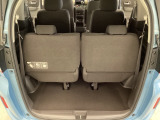 開口部も広く荷物の積み下ろしもしやすいお車となっております。3列目シートは5:5の割合で背もたれを倒しシートの跳ね上げができます。