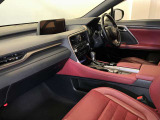FSPORT専用本革スポーツシート。快適で操作性の良い運転の基本は、シートポジションです。