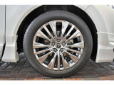 純正19インチアルミ、タイヤサイズは225/55R19です。