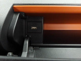 USBポートが付いているので、スマホのバッテリーやナビ機能を便利に使えるようにしてくれます。