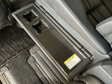 2列目シートには高級感のある大型のテーブルが装備されております。ドリンクホルダー付きで、折りたためばウォークスルーも可能です。