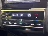 【オートエアコン】一度お好みの温度に設定すれば、車内の温度を検知し風量や温度を自動で調整。暑い&hellip;寒い&hellip;と何度もスイッチ操作をする必要はありません。快適な車内空間には必須の機能ですね♪