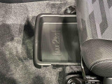 靴などが収納できる便利な助手席シートアンダートレイが付いてます