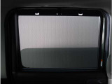 【ロールシェード】日差しや車外からの光が眩しいときにサッと引き出して使えるロール格納タイプのサンシェードを装備。後席に乗ったお子様がウトウトしだした時など、是非ご活用ください。