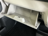 助手席の前にあるグローボックスです。小物の収納に便利です