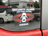 セキュリティアラーム、ドアのこじ開けで車両ホーンとハザードランプ点灯で周囲に異常を知らせます。