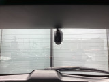 リア側ドライブレコーダー。運転中の映像・音声などを記録して、交通事故やトラブルが起きた時の正確な状況把握に役立つドライブレコーダーが装着されています。