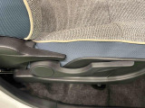 運転手の体格に合わせて運転席の座面の高さ調整ができるシートリフターが付いてます