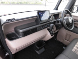 水平基調のインパネは運転者の広い視覚を確保しています。右左折時に歩行者の存在を気づきやすい工夫もされています。