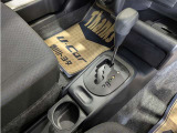 操作しやすいATシフトです。 シフトチェンジを気にしなくていいので運転だけに集中できますね。 自然と手に届くところにある、手になじむ形状のシフトノブがいいですね。
