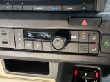 操作性の良いエアコンパネル。運転席はシートヒーター付きで寒い冬も快適ドライブ。