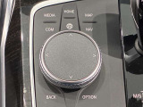 iDriveコントローラー シンプルかつ直観的な操作で、コントロール・ディスプレイに表示されるさまざまな機能を設定できます。