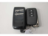 「スマートキー」。キーをポケットやバックに入れたまま車のドアの解錠・施錠、エンジンのON/OFFが行えるます。