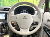 インテリアに合わせたデザインのステアリングは、運転される方のことも考え、運転しやすい形状、大きさです。是非一度、実際に触ってお確かめください。