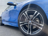 BMWならではの卓越した走りを支えるホイールと足回りです!日本車の走りに慣れている方にもぜひ体感して頂きたいほど、高いレベルでまとまっています!純正18インチアルミホイール。