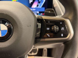 運転中にもオーディオの音量やFMの切り替えなどステアリングでの操作で切り替え可能なため、ステアリングから手を放す必要がない為、運転中でも操作が簡単でございます。