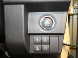 【運転を優しくサポート】エンジン始動や衝突回避支援などのスイッチが手元に揃っています。座ったまま操作できるため、日々の運転に安心感を与えてくれる機能です。