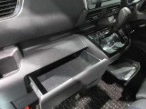 インストスライドボックス ティッシュボックスがまるまる一つ入るボックスです運転席からも開け閉め可能です