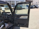 運転席のドア内部でございます。