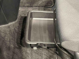 靴などが収納できる便利な助手席シートアンダートレイが付いてます