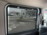 左右のスライドドアにはロールサンシェードが装備されていて、日ざしが眩しい時などにスッと引き出せます。