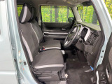 運転席まわりには十分なスペースがあり、大柄な方でもゆったり運転していただける環境です。