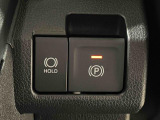 指先だけで簡単に操作が可能な電動パーキングブレーキを採用。「HOLD」スイッチを押すと、渋滞や信号待ちなどでブレーキペダルから足を離しても、ブレーキを保持するので安心です