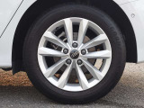 Audiは多様なホイールデザインを提供しており、スポークの形状やサイズ、仕上げ(ポリッシュド、マット、ブラックなど)によって選択肢が豊富です。