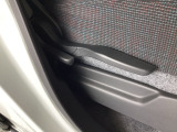 シートリフター装備。運転席の高さを調整する機能