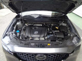 高効率直噴ガソリンエンジン「SKYACTIV-G 2.0」搭載車は、4-2-1排気システムを採用し、クルマとの一体感が味わえるリニアで気持ちのよいパワーフィールを得ることができます