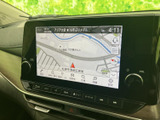 鮮明な地図表示で、スムーズなルート検索とナビゲーションを実現。夜間でも見やすいように輝度調整も可能です。目的地までの案内をサポートします。