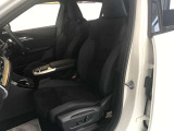 シートは少し硬めで御座います。体が沈み込まず、体をシートの面で支えることにより、疲労感の軽減につながります。