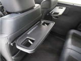 ◆シートバックテーブル◆フロントシートの背面に後席用のテーブルがついています。小物が置けて!カップホルダーもあります、ドライブ中や休憩時にも便利なテーブルです。