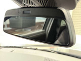 MINIではルームミラーの裏側にETCの車載器が内蔵されており、別途で車載器の購入必要なしで非常にスマート。皆様が驚かれるポイントのでもあります