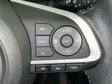 クルーズコントロール機能が付いています。 速度を設定するとアクセルを踏まなくても一定の速度で走ることができます。  高速道路ではとても便利な装置なんです。