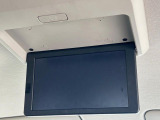 【後席モニター】家族や友人とお出かけする機会が多い方に大人気の後席モニターを装備!見やすい位置に画面がありテレビやDVDの視聴も快適!友達もお子様も、後席にしか乗らなくなるかも??