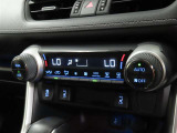左右独立で温度調整可能なオートエアコンを装備しております。