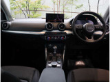 内装はシンプルに使い勝手を考え作られています。お車を運転する感覚をダイレクトに体感して頂けます。室内も広くロングドライブにも快適にお過ごしいただけます。