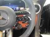 ハンドルスイッチ(右)は、運転中に手を離さず安全に操作できます。マルチファンクションディスプレイを操作します。