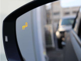 ブラインドスポットモニター装備。車線変更時の安全確認をサポートします。